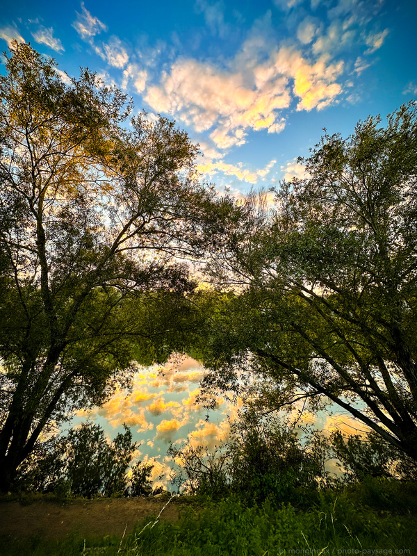Le ciel d’automne se reflète dans la Marne
Les bords de Marne
Mots-clés: Reflet automne crepuscule cadrage_vertical riviere