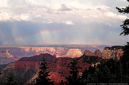 Un-arc-en-ciel-au-dessus-de-la-rive-sud-du-Grand-Canyon.jpg