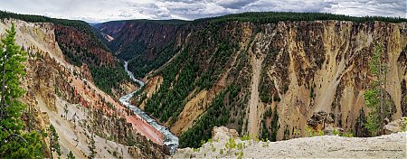 Vue-panoramique-de-la-riviere-et-du-grand-canyon-de-Yellowstone.jpg