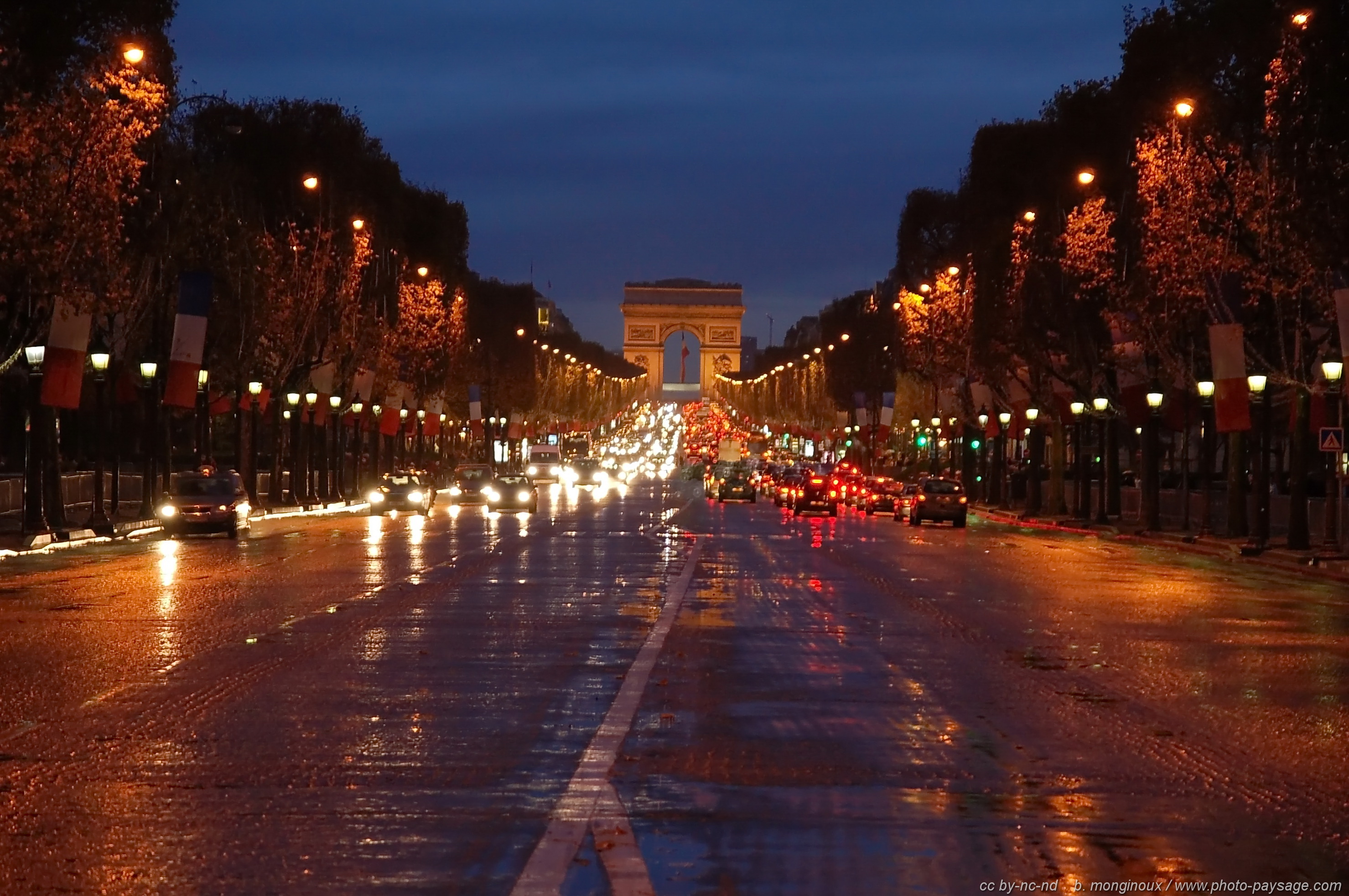 Les champs elysees перевод. Je m baladais sur l Avenue.