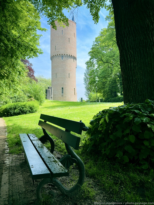 Promenade dans un parc de Bruges
Bruges, Belgique 
Mots-clés: cadrage_vertical Banc