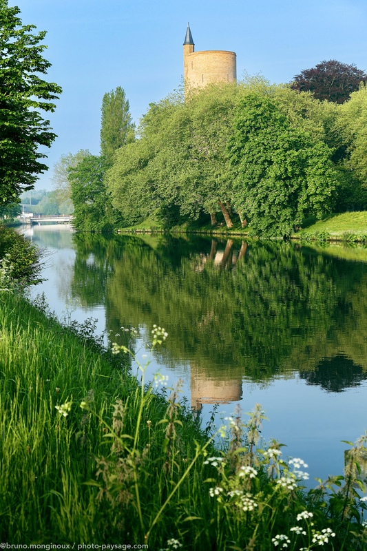 Une tour de reflÃ¨te dans le canal
Bruges, Belgique 
Mots-clés: Reflet cadrage_vertical