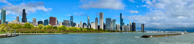 Grant Park et la skyline de Chicago
Au premier plan : le lac Michigan. Sur la droite en arrière plan : la jetée Navy
Chicago, Illinois 
Mots-clés: Chicago categorielac les_plus_belles_images_de_ville