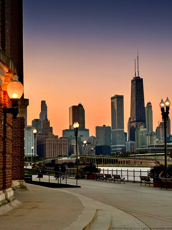 Chicago 
Navy pier, Chicago , Illinois, USA
Mots-clés: Crepuscule les_plus_belles_images_de_ville cadrage_vertical