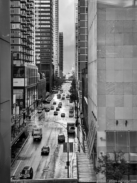 Une rue de Chicago
E. Grand avenue, Chicago, Illinois 
Mots-clés: noir_et_blanc cadrage_vertical