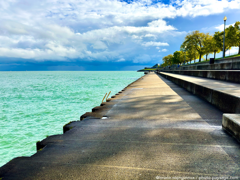 Balade au bord du lac Michigan
Chicago, Illinois
Mots-clés: Minimaliste categorielac les_plus_belles_images_de_ville alignement_d_arbre