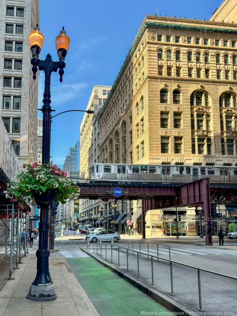 Le métro aérien de Chicago 
Le Loop, Chicago, Illinois
Mots-clés: pont lampadaire cadrage_vertical les_plus_belles_images_de_ville