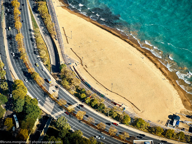 North Chicago, la plage (vue aérienne)
Lac Michigan, Chicago, Illinois 
Mots-clés: Plage route categorielac minimaliste alignement_d_arbre les_plus_belles_images_de_ville