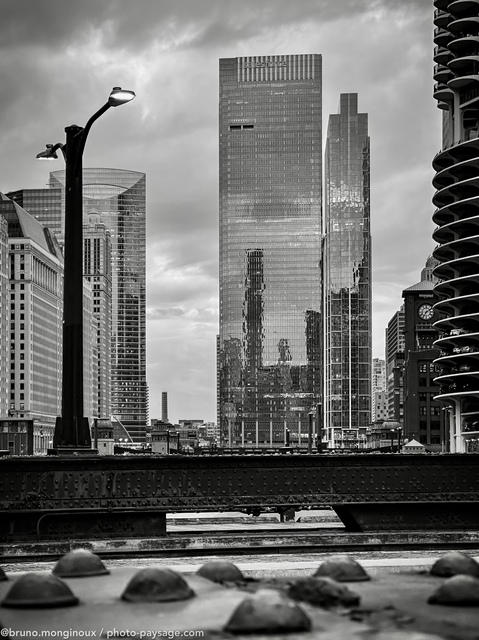 Un lampadaire sur un pont de Chicago
N. Clark street bridge, Chicago, Illinois 
Mots-clés: noir_et_blanc cadrage_vertical lampadaire