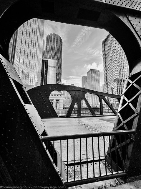 Chicago vu à travers la structure métallique d’un de ses ponts
N. Wabash avenue bridge, Chicago, Illinois 
Mots-clés: noir_et_blanc cadrage_vertical