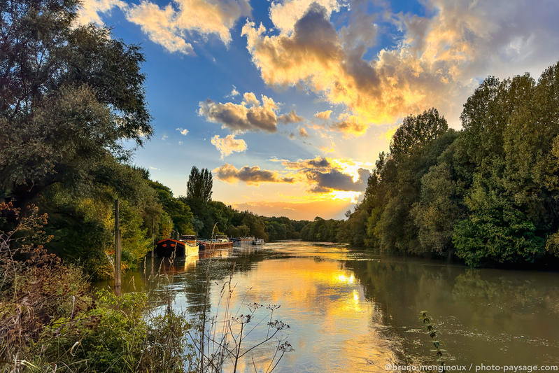 Coucher de soleil sur les bords de Marne 
Noisy-le-Grand 
Mots-clés: Riviere bateau les_plus_belles_images_de_nature coucher_de_soleil