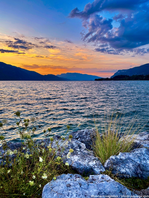 Lueurs du crepuscule sur le lac du Bourget
Aix-les-Bains, Savoie
Mots-clés: Categorielac crepuscule cadrage_vertical les_plus_belles_images_de_nature