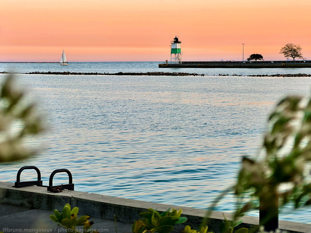 Un phare et un voilier sur le lac Michigan 
Navy pier, Chicago, Illinois
Mots-clés: Phare bateau categorielac