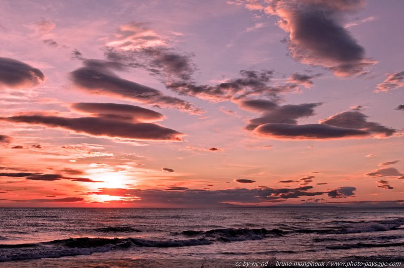 coucher de soleil sur la plage rose