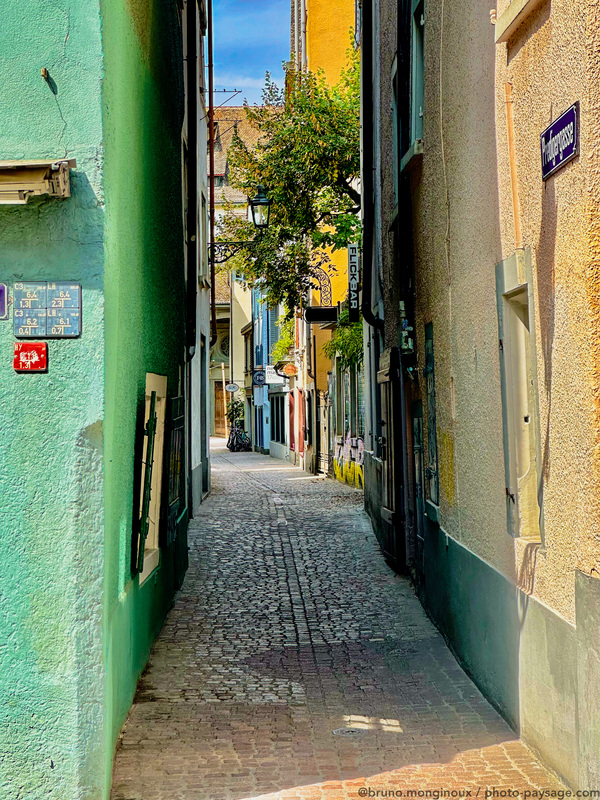 Une ruelle dans le vieux Zurich
Suisse 
Mots-clés: cadrage_vertical les_plus_belles_images_de_ville