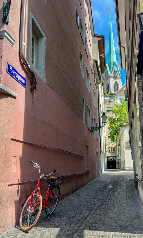 Zurich, une rue de la vieille ville
Suisse 
Mots-clés: cadrage_vertical les_plus_belles_images_de_ville