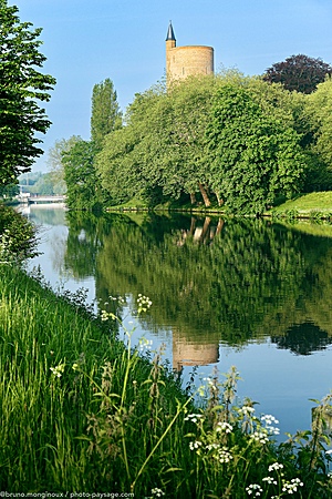 Bruges-reflet-tour-canal-IMG_1367.jpeg